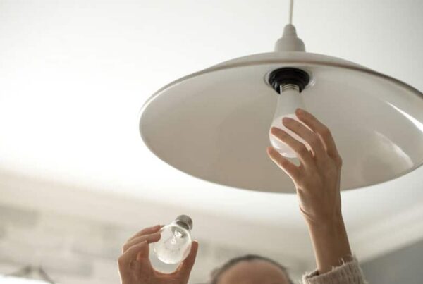 electrician change light bulb
