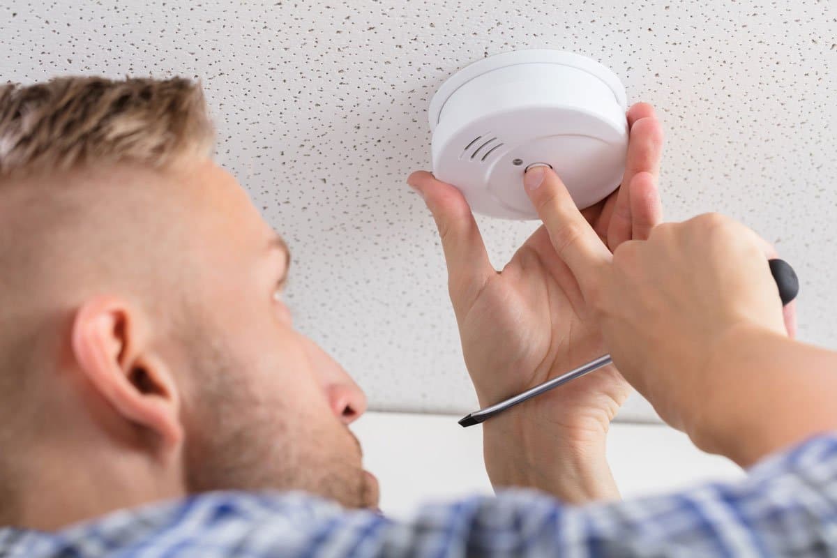 5 Signs That it’s Time To Replace a Smoke Detector